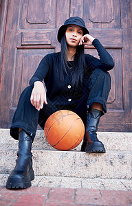 篮球门素材一位女性在时尚风格的城市台阶上摆姿势的篮球 时尚和模特影响者 球类运动体育推广中时尚 时尚 酷的女性肖像背景