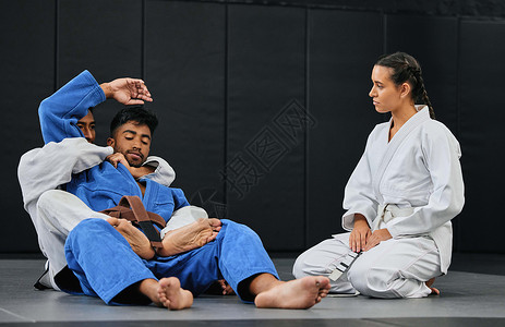 一群运动员在训练室参加武术比赛以健身 在运动道场练习跆拳道或柔术的活跃 健康和多元化的运动团队背景图片