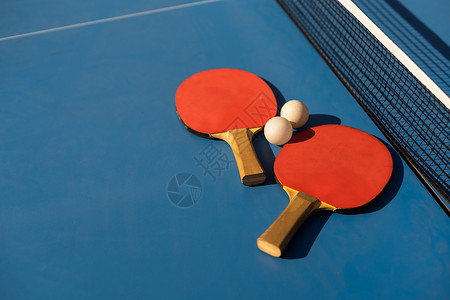 乒乓球网蓝板上的网球海绵桨和白球闲暇蓝色乒乓球中心娱乐分数乒乓活动乐趣游戏背景