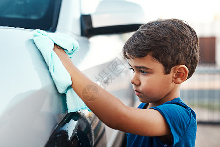 你洗车我付费我想我漏掉了一个地方 一个快乐的小男孩 在家里用布洗车的时候 在外头背景