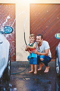 你洗车我付费父亲和儿子在一起洗车时玩水管的一整拍子 我爱爸爸把我也算做杂务了背景