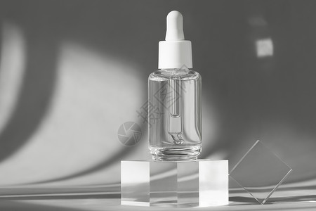 现代丙烯酸透明块上带有肽和视黄醇产品包装的血清瓶 带有太阳阴影 几何支架上的化妆品模型 基座 化妆品讲台背景