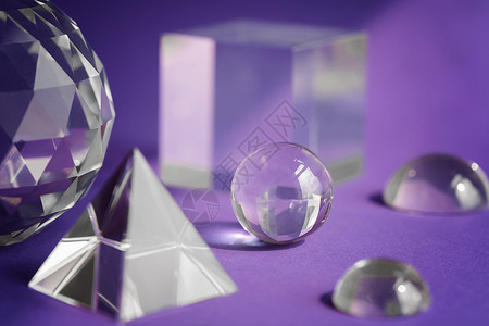紫色背景的水晶棱镜折射光 魔法水晶和金字塔 球体和立方体 修行灵疗水晶 风水 良好的能量流概念背景三角形蓝色冥想作品数字仪式精神背景图片