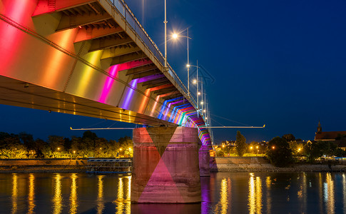 伏伊伏丁那夜里多瑙河上美丽的桥的景象与彩色灯光Novi Sad背景