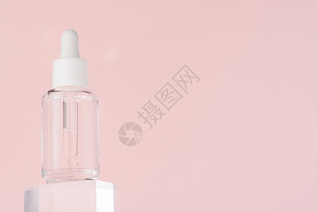 透明质酸油 胶原蛋白血清和透明丙烯酸立方体上的肽护肤产品 透明瓶中的化妆品液体样机 模拟包装背景图片
