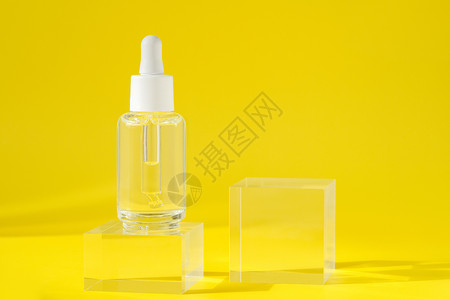 角鲨烷透明瓶中的化妆品血清液体样机 玻璃讲台装饰 模拟包装 产品设计品牌 带阴影的黄色背景血清护肤品背景