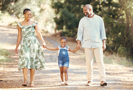 黑人家庭 爱和活跃的父母与他们的孩子一起在大自然中散步 享受冒险和户外乐趣 有女儿的快乐非洲男女享受旅行 度假和休闲散步成人高清图片素材