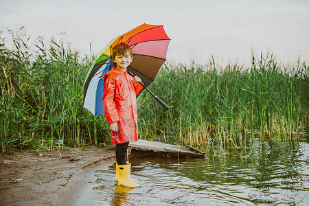 伤心的孩子雨天气洪水高清图片