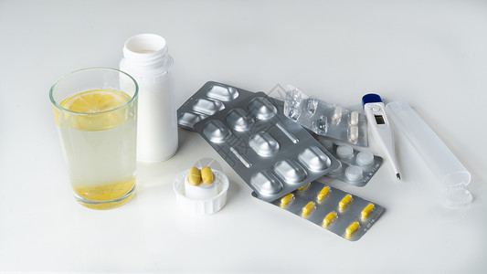 请病假治疗药物 — 片剂 药丸 温度计 柠檬水背景
