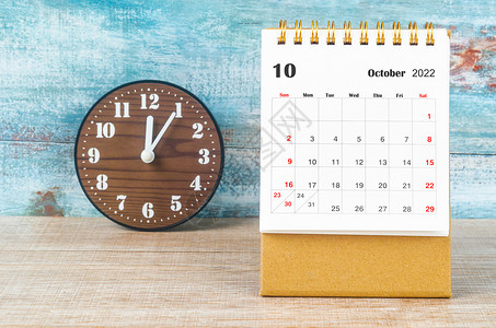 一年一次2022年10月的每月案头日历 历时2022年和时钟背景