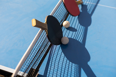乒乓球网乒乓球桌 电棍和球分数乐趣蓝色球拍游戏活动行动桌子闲暇阴影背景