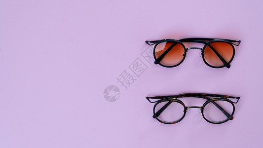 紫色背景的眼镜和太阳镜 有文字空间;背景图片