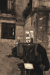 保护旧技术的摄影师窗户体重黑与白摄影工作古董相机时光商业街道背景图片
