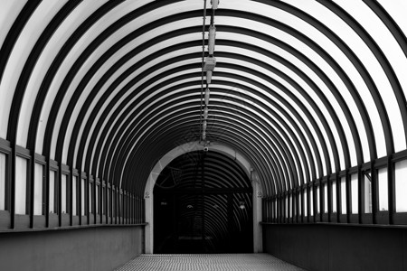 巴塞罗那北站入口处的几何建筑图 巴塞罗纳火车站城市主义者入口黑与白极简背景图片