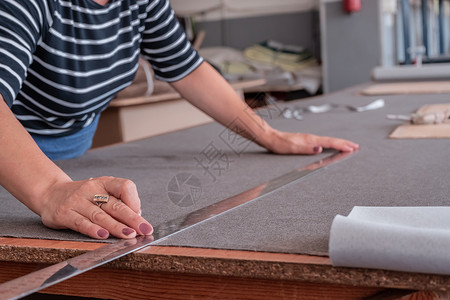 切割刀工具织物商业缝纫机器材料作坊工艺衣服工作针线活高清图片素材