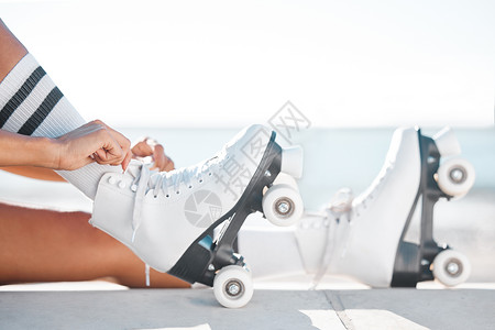春季海滩长廊户外地板上的轮滑鞋特写 穿上滑冰靴在海洋中进行有趣的运动以在大自然中锻炼的人背景图片