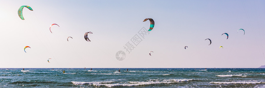 希腊罗得岛普拉索尼西海滩的冲浪者 风筝冲浪者运动员表演风筝冲浪风筝冲浪技巧 Prasonisi 海滩是冲浪的热门地点 希腊海浪冲背景图片