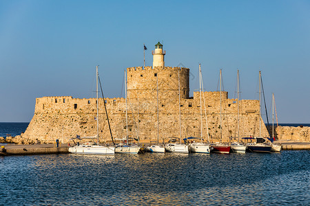 海城堡地方希腊罗得岛罗得岛老城的全景 与海港的圣尼古拉斯堡垒都市风景在 希腊罗得岛的旅游目的地国际地方港口堡垒灯塔入口巨像地标柱子青铜背景