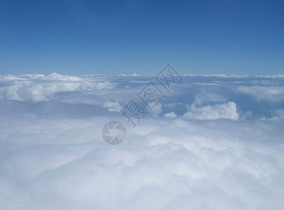 云层之上地平线天线风景飞行蓝色天空白色背景图片