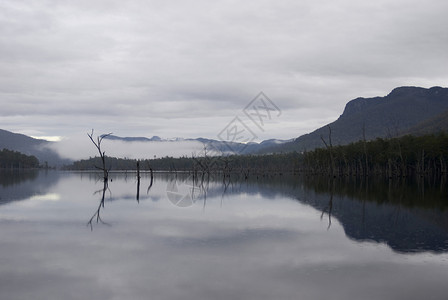 湖边横线反射高清图片