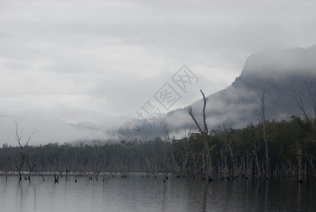 湖面喷雾马尼亚拉湖高清图片
