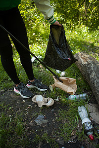 志愿者在森林里捡垃圾捡垃圾森林环境公园回收塑料采摘收集女士生态背景图片