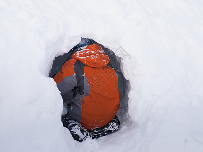 雪玉洞冬季游戏天气雪洞男性白色孩子绿色掘客橙子背景