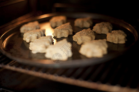 圣诞饼干在烤炉里烘烤背景图片