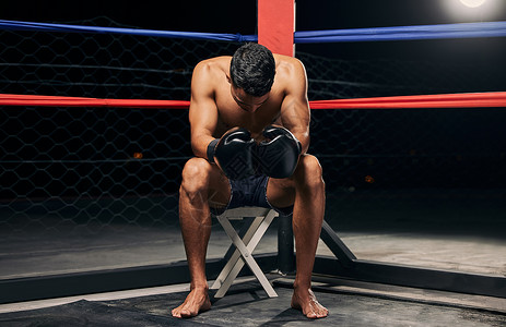壮汉拳击台 手套和黑暗中的强壮男子是为了健身动机或 mma 摔跤比赛或光线闪耀的格斗训练 极限运动的职业拳击手 追求健康 健康的肌肉背景