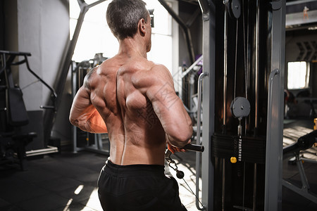 体操馆的男性运动健壮运动员健身房男人健美力量训练肌肉背景图片