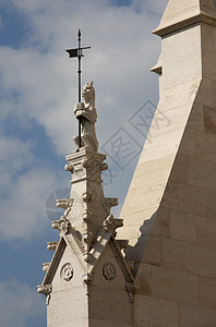 建筑石雕像和蓝天空 议会 匈牙利布达佩斯高清图片