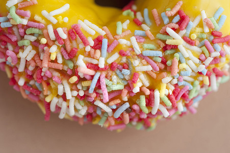 新鲜甜甜甜圈 有彩色喷洒背景图片
