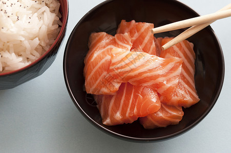 小碗里生粉红鲑鱼背景图片
