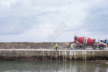 海堤水泥混凝土码头加工人的水泥搅拌车背景