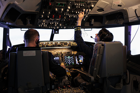 空勤人员机组人员驾驶带仪表板指挥的飞机背景
