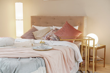 室内卧室内有浅色的木制家具和枕头 两边都有灯光地面奢华酒店软垫公寓床头建筑学住宅房间风格背景图片