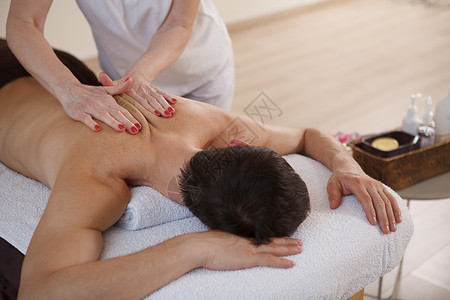 男子获得专业按摩服务客户男人治疗温泉身体休息呵护按摩师穴位皮肤背景图片