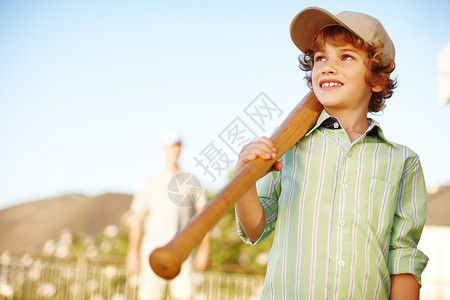 我将成为下一个大棒球明星 一个在院子里打棒球的年轻男孩 和他父亲一起做幕后黑手背景