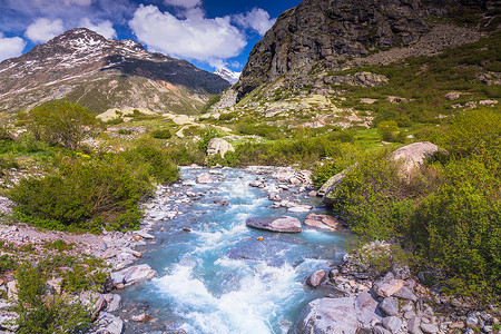 pass法国Iseran Pass附近的地貌和戏剧性的河流背景