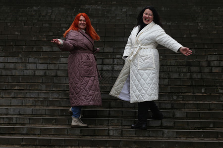 身着冬衣在户外露面的两大号妇女背景图片