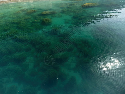 海景空中全景与水晶般清澈的蔚蓝大海和岩石海岸 在岩石背景下的美丽泻湖中的游艇 夏季旅行和度假的理想目的地的概念树木休息洞穴旅游山背景图片