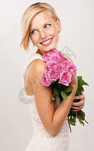 这些全要了这些花太粉红色了 一个有魅力的年轻女人 带着一堆粉红玫瑰背景