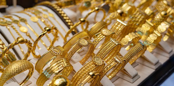 在珠宝店站立的黄金奢侈品手镯背景图片