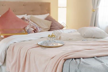室内卧室内有浅色的木制家具和枕头 两边都有灯光软垫住宅纺织品寝具房间桌子公寓地毯酒店床头背景图片