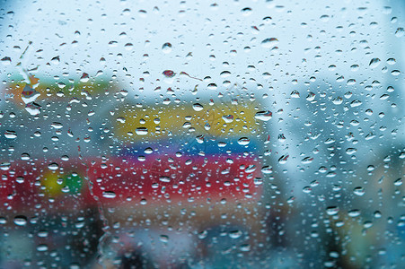 集中关注雨滴 室内摄影 模糊背景 季节性降雨 抽象的背景图片