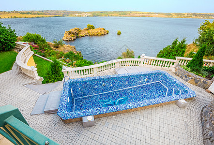 后院 有小漂亮的游泳池花园海滩露台晴天院子酒店建筑学温泉房子假期背景图片