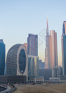 阿联酋迪拜  2021 年 15 月 15 日上午 Marasi 大道商业湾区 在场景中可以看到世界上最高的建筑哈利法塔 户外作背景图片