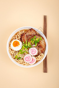 日本面条汤拉面肉汤广告筷子美食烹饪文化蛋黄盘子鱼糜桌子背景图片