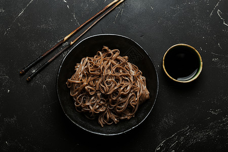 亚洲沙巴平面面美食筷子炒锅黑色酱油背景图片