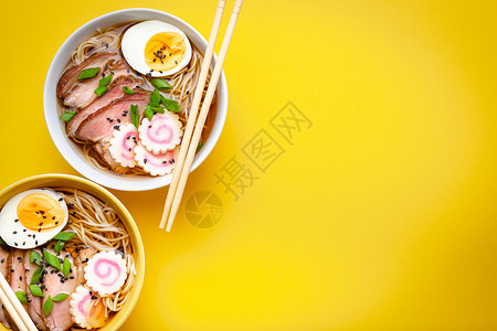 日式圆点汤拉面美食煮沸酱油烹饪洋葱文化鱼糜广告橙子蛋黄背景图片